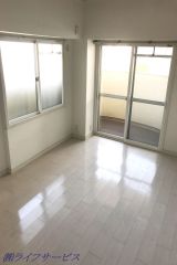 バルコニー側洋室６帖/角部屋で明るいお部屋です